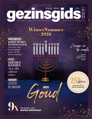 Omslag GezinsGids WinterNummer 2026: paarse achtergrond, een gouden kandelaar en het thema Goud